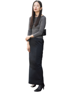 カイ インティメイツのトップス、ゾーイのスカート、ララガンのネックレス、シャネルのバッグ、ジル サンダーのシューズ、ヴァン クリーフ&アーペルの時計、アドリン ヒューのリングは全て本人私物