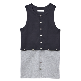 「ケイルの定番カーディガンのノースリーブバージョン。いろいろな着方ができるのが魅力」ケイルのカーディガンは本人私物