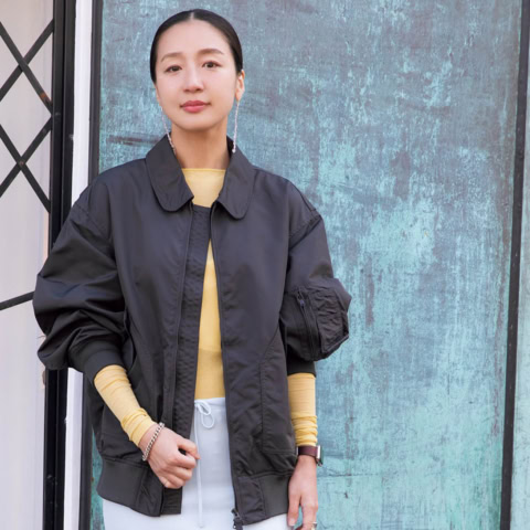 カラータイツ投入でトレンドの【カラーブロック】コーデに!|おしゃれな人の春服洒落見せのコツ