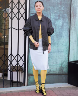 ブルゾン¥74,800（ハイク フォー ビオトープ）、カットソー¥14,300（オーラリー）、スカート¥49,500（バンブー ロジャー クォング）、ピアス¥63,800（ララガン）、ブレスレット¥110,000（※ヴィンテージ／全てビオトープ）、トラスパレンツェのタイツ、サン ローランのシューズは共に本人私物