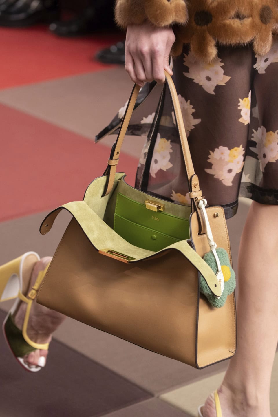 バッグ〈フェンディ ウェイ ミディアム〉［H27×W36×D13㎝］¥588,500、バッグ〈フェンディ ウェイ ラージ〉［H32×W43×D17㎝］¥643,500（フェンディ／フェンディ ジャパン）