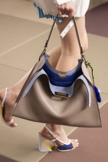 バッグ〈フェンディ ウェイ ミディアム〉［H27×W36×D13㎝］¥588,500、バッグ〈フェンディ ウェイ ラージ〉［H32×W43×D17㎝］¥643,500（フェンディ／フェンディ ジャパン）