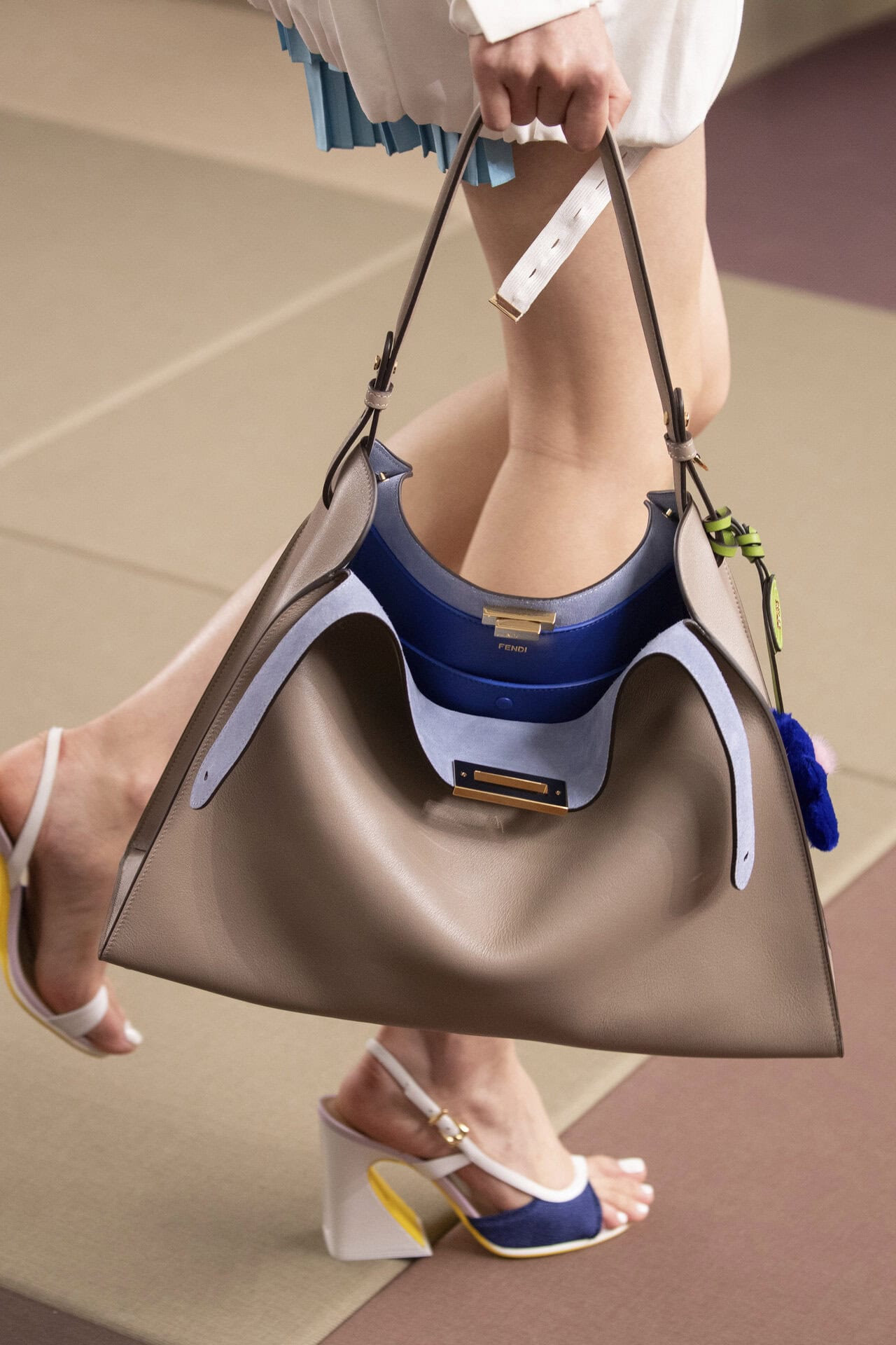 バッグ〈フェンディ ウェイ ミディアム〉［H27×W36×D13㎝］¥588,500、バッグ〈フェンディ ウェイ ラージ〉［H32×W43×D17㎝］¥643,500（フェンディ／フェンディ ジャパン）