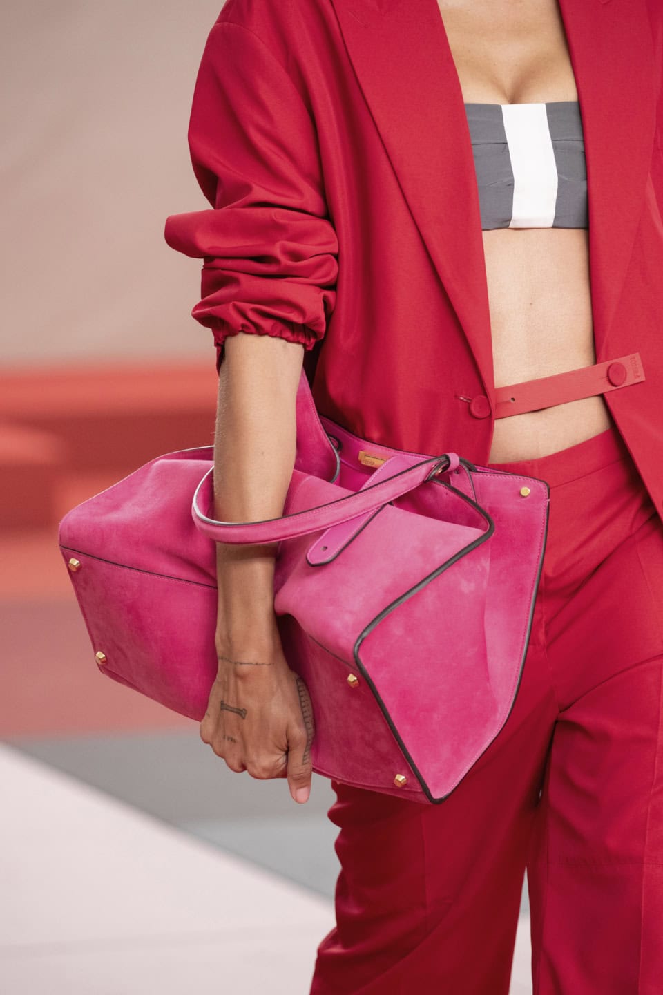 バッグ〈フェンディ ウェイ ミディアム〉［H27×W36×D13㎝］¥588,500、バッグ〈フェンディ ウェイ ラージ〉［H32×W43×D17㎝］¥643,500（フェンディ／フェンディ ジャパン）