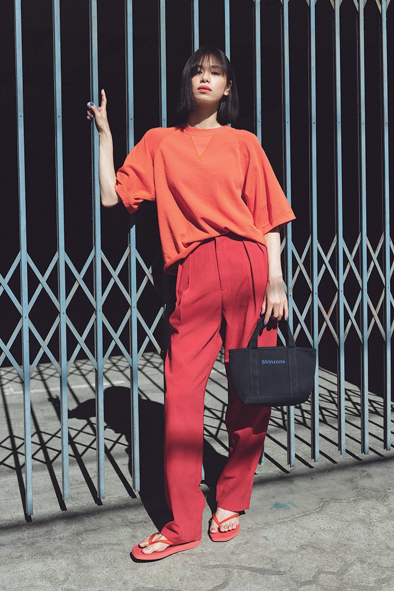 赤をベースにトーンオントーンでまとめた着こなしは、カジュアルなアイテムで適度にヌケ感を演出するのが洒落るポイント。トップス¥15,950、パンツ¥25,300※共に5月上旬発売予定（共にザ シンゾーン／シンゾーン 表参道本店）、ビーサン¥7,700（スリーパーズ／リトルリーグ インク）、トートバッグはオトナミューズ5月号付録
