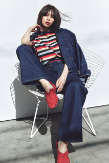 赤をきかせた鮮やかなカラーとコーディネートすれば、今季らしさたっぷりの着こなしに。デニムジャケット¥39,600、デニムパンツ¥34,100、Tシャツ¥15,400、シューズ¥41,800※4月上旬発売予定（全てザ シンゾーン／シンゾーン 表参道本店）