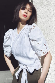 ブラウス¥66,000（メゾン フロール）、ショートパンツ¥26,400※5月上旬発売予定（ザ シンゾーン／共にシンゾーン 表参道本店）