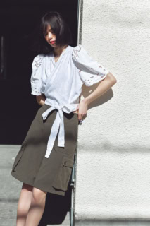 ブラウスが甘さを演出する分、ボトムは対照的なムードで洒落たバランスをキープ。ラフな印象になりがちなワークパンツもハーフレングスならハード過ぎず、適度にキレイめに着られるのでオススメ。ブラウス¥66,000（メゾン フロール）、ショートパンツ¥26,400※5月上旬発売予定（ザ シンゾーン／共にシンゾーン 表参道本店）