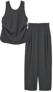 チュニック¥30,800、パンツ¥40,700 (共にイウエンマトフ/ユナイテッドアローズ 渋谷スクランブルスクエア店)