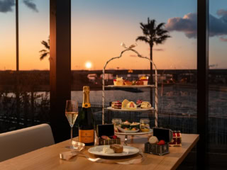 夕日に染まる海を眺めながらのアフタヌーンティーもまたいい！