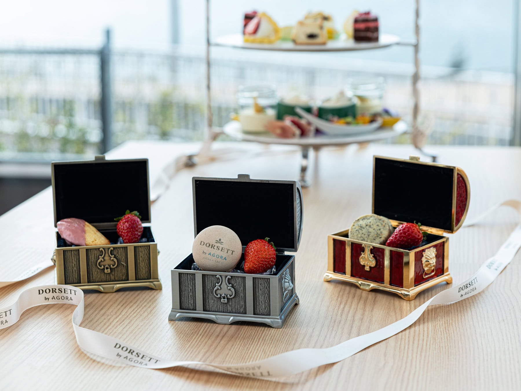 焼き菓子と苺が入った「シークレットトレジャー」。3種類の宝箱からお好きなものを1つ選んで。