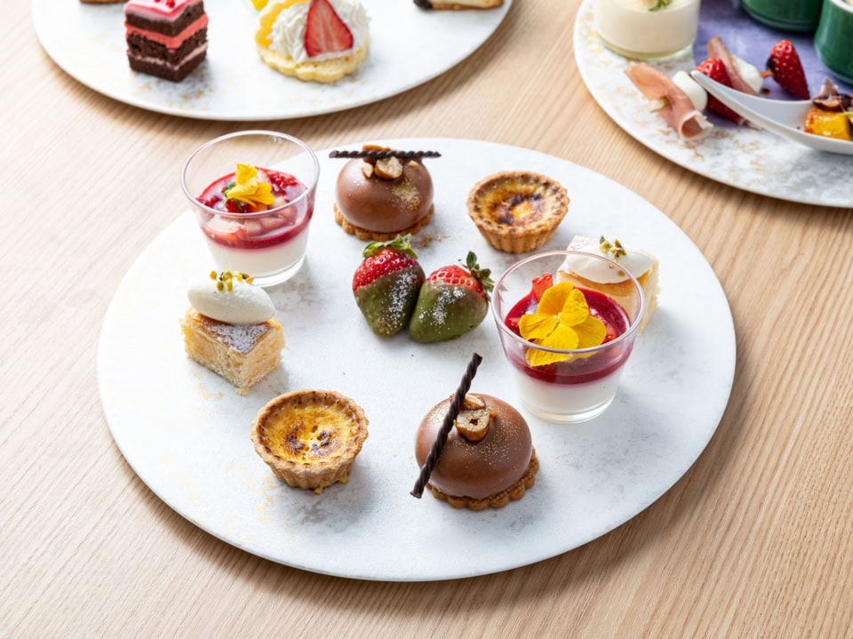 苺の杏仁豆腐やエッグタルト、苺の抹茶チョコ付け、ヘーゼルナッツチョコレートケーキなどスイーツは9種類を用意。このほか、セイボリー5種類が楽しめる。