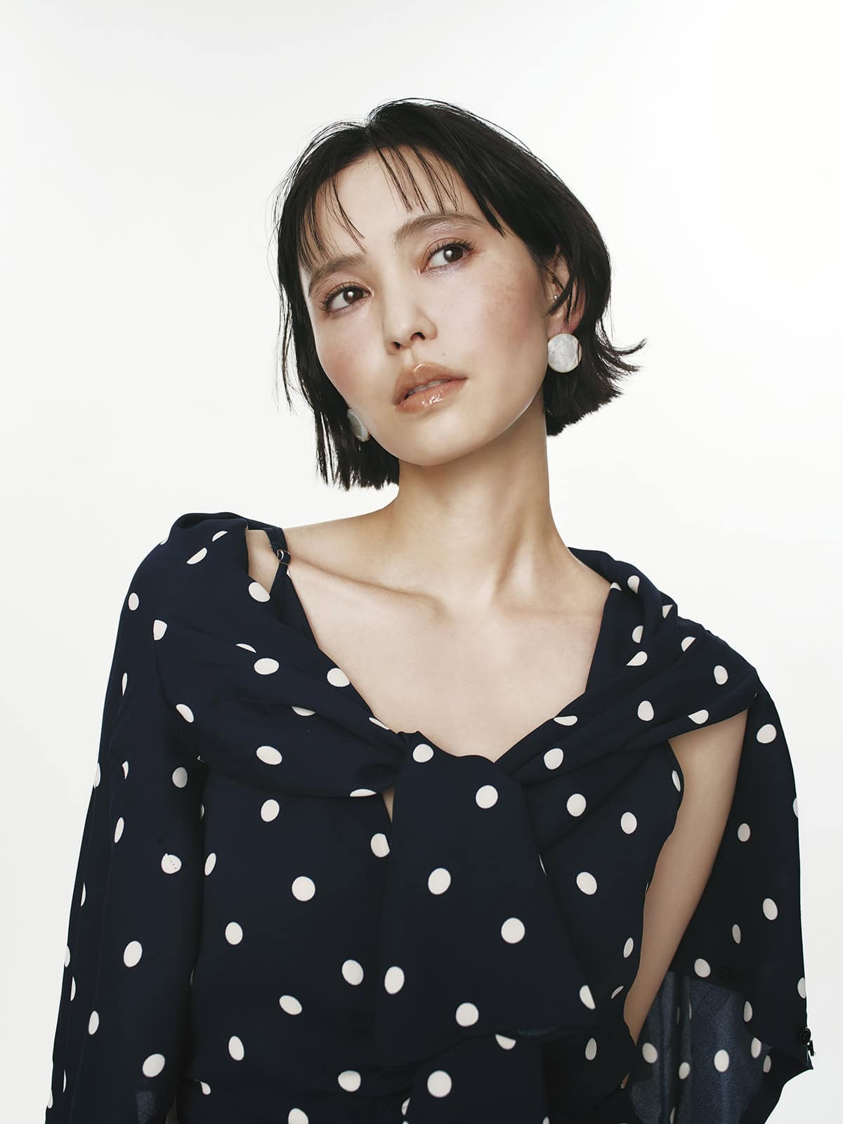 ドット柄ドレス¥44,000、カーディガン¥33,000（共にバウム・ウンド・ヘルガーデン／S&T）、ピアス¥297,000（トーカティブ／トーカティブ 表参道）