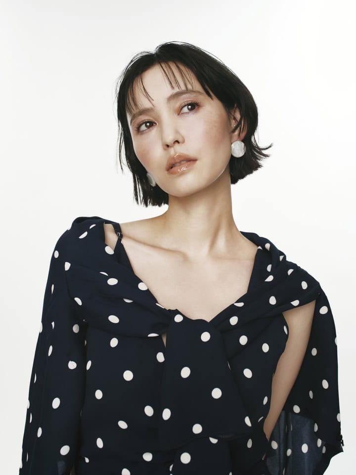 春ドレスを40代がハンサムに着るなら。青みメイクにベージュリップで透明感とヘルシーさ両取り！