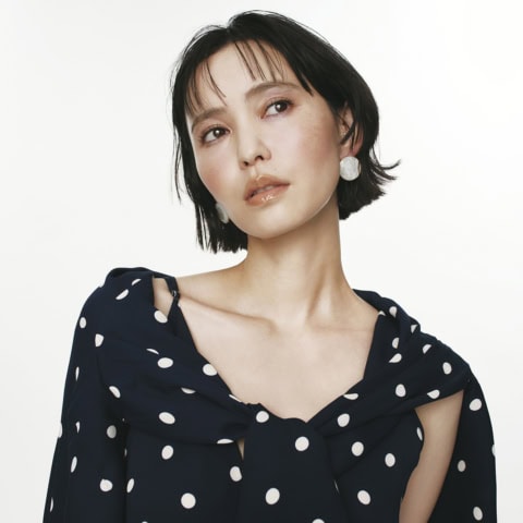 春ドレスを40代がハンサムに着るなら。青みメイクにベージュリップで透明感とヘルシーさ両取り!