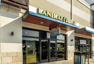 LANIKAI JUICE ハワイ産のフルーツや野菜を中心に、ハチミツ以外の甘味料は不使用。ローカルの“ベスト・アサイーボウル”に何度も選ばれる人気店。オアフ島に6店舗を展開。