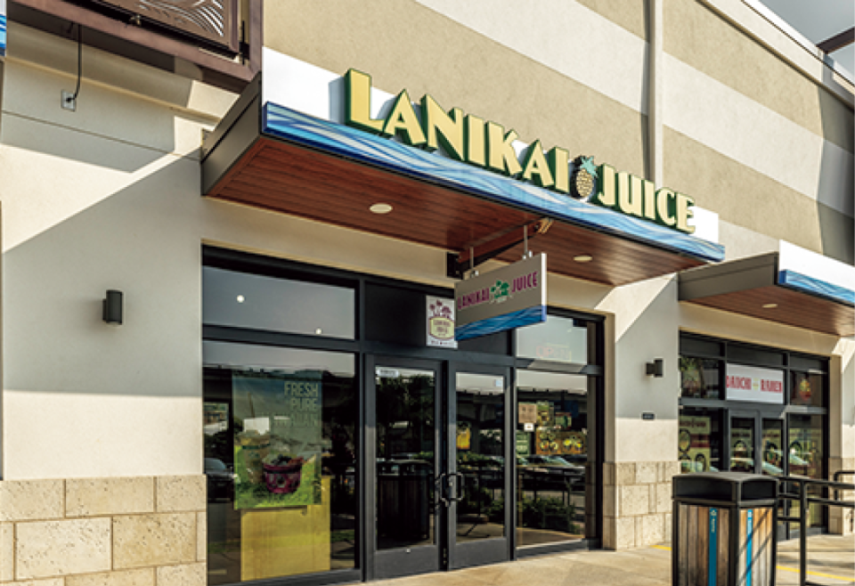 LANIKAI JUICE ハワイ産のフルーツや野菜を中心に、ハチミツ以外の甘味料は不使用。ローカルの“ベスト・アサイーボウル”に何度も選ばれる人気店。オアフ島に6店舗を展開。