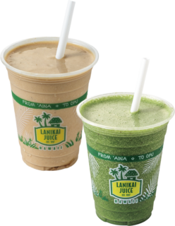 ピーナッツバターがベースのハワイで人気No.1スムージー。Kailua Monkey〈S〉$8.25、飲み過ぎ&食べ過ぎた朝に最適な、ビタミンと食物繊維たっぷりな１杯。Super Green〈S〉$8.25　