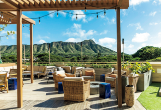 Deck 目の前にダイヤモンドヘッドを望むパノラマビューが印象的なレストラン。地元の農家や漁師から届く新鮮な食材を生かした、クリエイティブな料理が堪能できます。