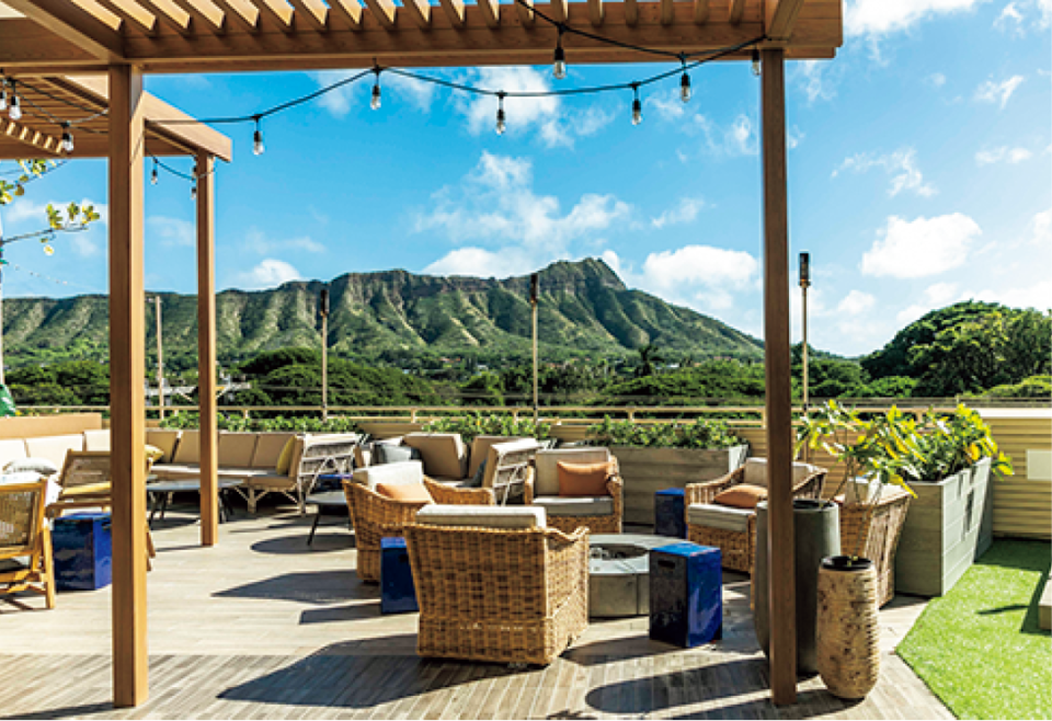 Deck 目の前にダイヤモンドヘッドを望むパノラマビューが印象的なレストラン。地元の農家や漁師から届く新鮮な食材を生かした、クリエイティブな料理が堪能できます。