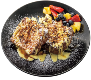 ハワイ島の名店「プナルウ・ベイクショップ」のふわふわなパンに、ココナッツミルクで作られた濃厚なカスタードソースが。外はカリッと、中はしっとりジュワッ！ DEEP DISH HAUPIA FRENCH TOAST $24