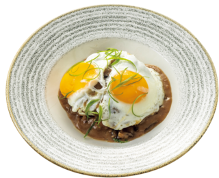 ホロホロに煮込んだオリジナルの牛肉ソース。BRAISED BEEF LOCO MOCO $25　