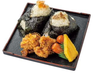 唐揚げなどのサイドメニューも人気。おむすびセット1個$5.28〜