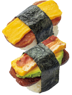 左上：まずはこれ！  なシグネチャー。照り焼きスパム$2.48、左下：IYASUMEの代名詞とも言える全部もり。アボカド・ベーコン・玉子スパムむすび＄3.68