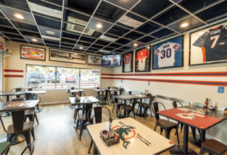 BOOTS & KIMO,S 行列の絶えないパンケーキの超有名店。真っ白なソースに溺れるマカダミアナッツ・ソース・パンケーキはもちろん、その他のメニューにもファン多数。