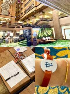 天井の高い広々とした、空間のレセプションフロア。チェックイン時につけてもらうリストバンドはルームキーにもなっています。