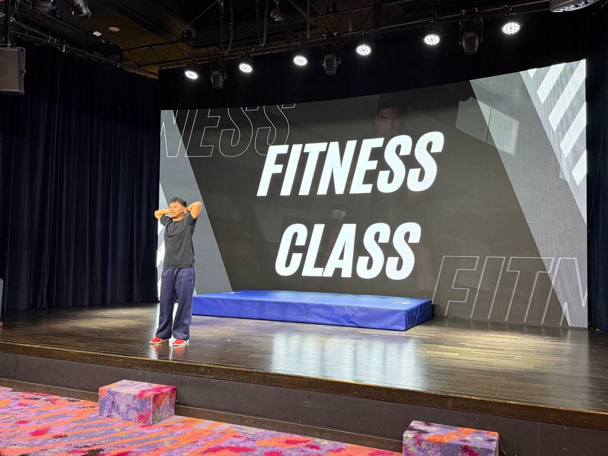 シアターで開催されていた、ダンスエクササイズに参加した母。「思った以上に運動量が激しく、汗もかけて楽しい～！」と大満足そう。