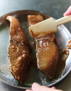 POINT②_焼くときは調味ついていると焦げやすいので、しっかりぬぐうことが大事。