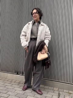 セレナテラのシューズ、ロイデトウキョウのアイウェア、メヤメのジャケット、アンステイトのシャツ、無印良品のTシャツ、シンゾーンのパンツ、リンクのバッグ、ジョシュア エリスのストール、その他は全て本人私物