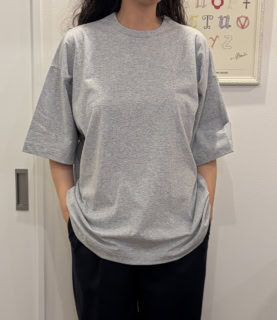 厚手の生地とたっぷりとしたサイズ感で、カラダのラインを拾わないのが◎。ネックのつまり具合もかなり筆者好みです♡