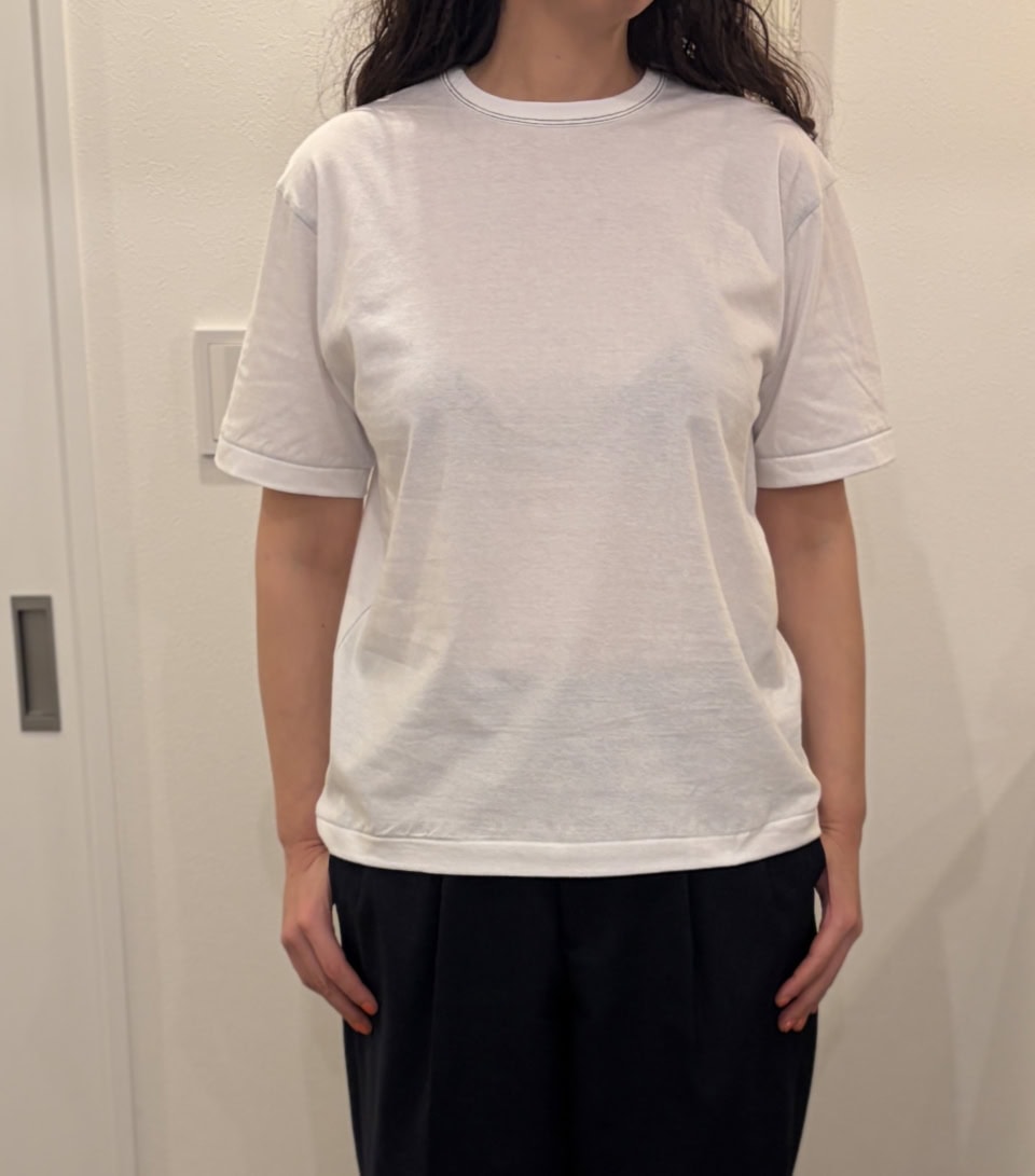 ネックのみステッチが施されたものは、そこまで主張は強くないですが、スキンジュエリーのようにさりげない存在感を放ってくれます