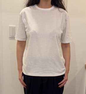 シンプルな無地がこちら。筆者は普通に着てしまいましたが、袖口の裏にロックミシンが施されているので、袖口をラフに折り返してもイイかも！