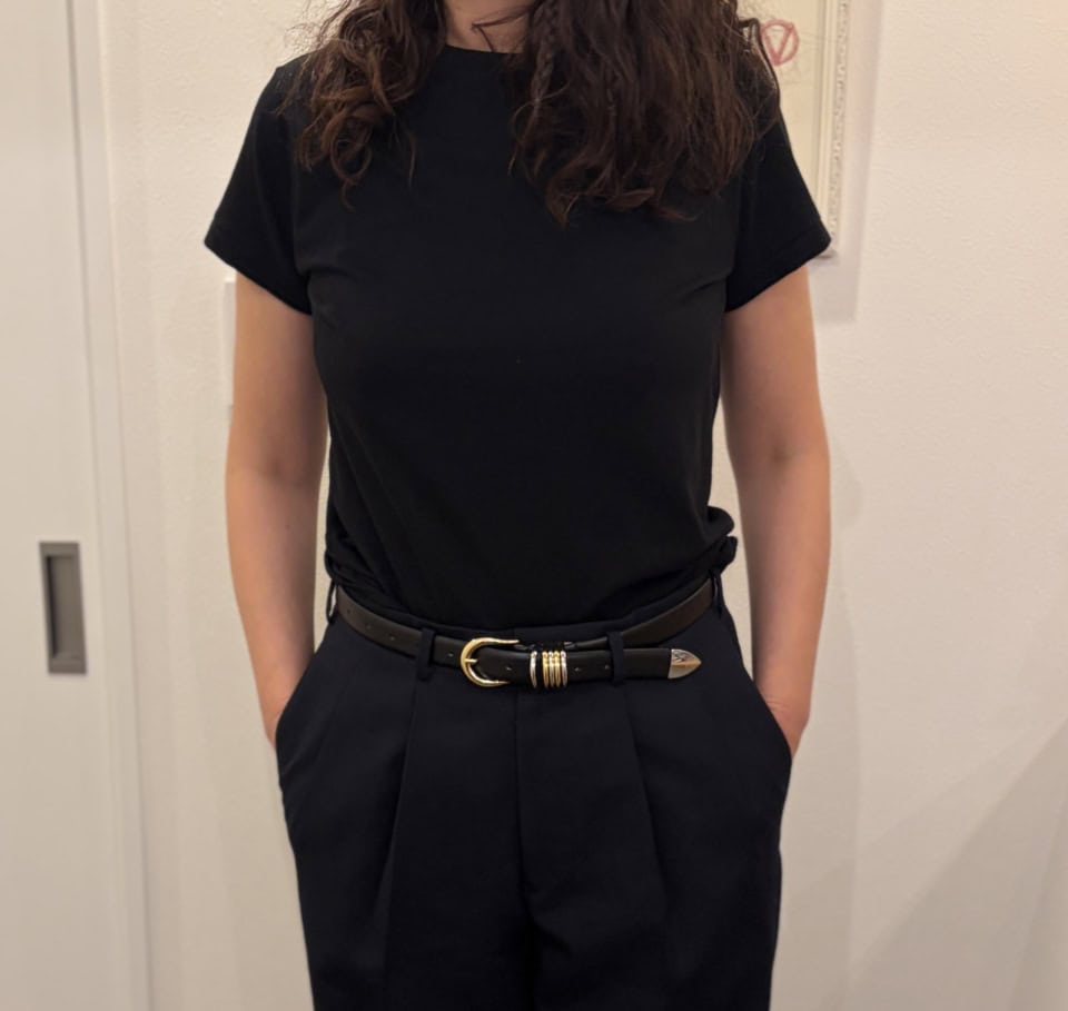 インしてもウエストまわりがもたつかず、すっきり着こなせるところも個人的には高ポイント！ 袖丈もイイ感じで、心なしか二の腕がスマートに見える気がします