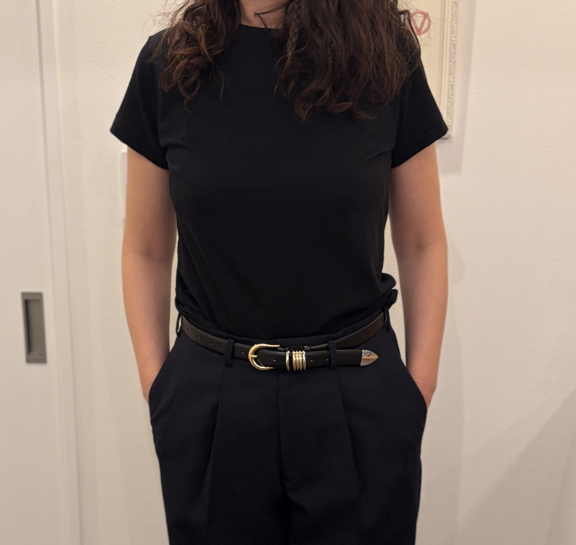 インしてもウエストまわりがもたつかず、すっきり着こなせるところも個人的には高ポイント！ 袖丈もイイ感じで、心なしか二の腕がスマートに見える気がします