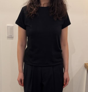 タックアウトするとこんな感じ。筆者は174cmと高身長なので参考にならないかもですが、この丈感なら身長の高さ問わずバランスよく着こなせそう