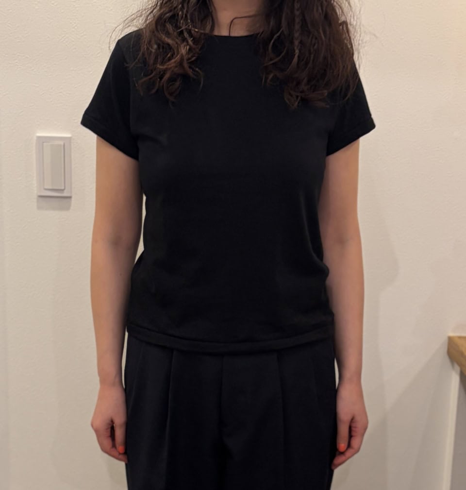 タックアウトするとこんな感じ。筆者は174cmと高身長なので参考にならないかもですが、この丈感なら身長の高さ問わずバランスよく着こなせそう