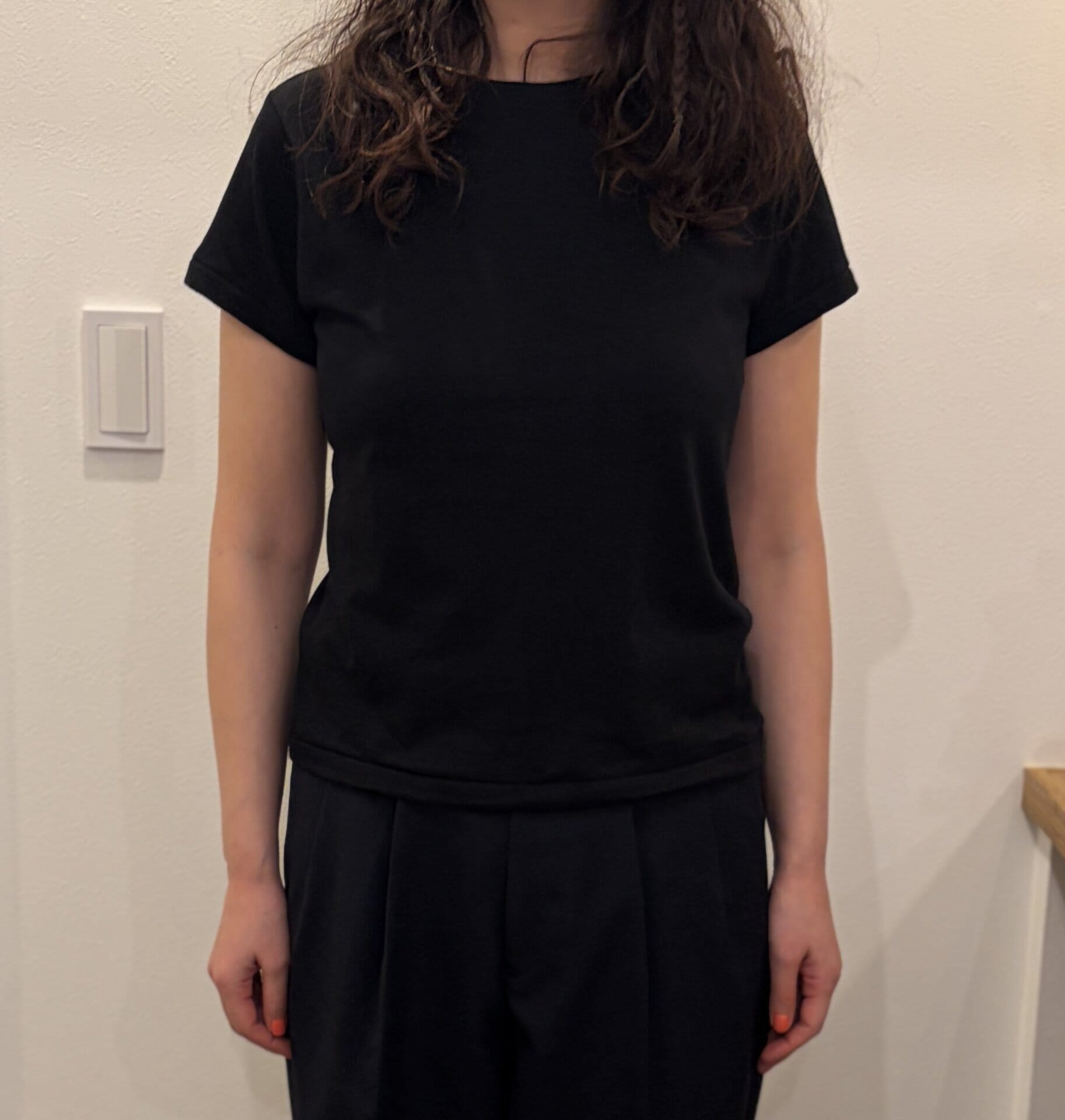 タックアウトするとこんな感じ。筆者は174cmと高身長なので参考にならないかもですが、この丈感なら身長の高さ問わずバランスよく着こなせそう