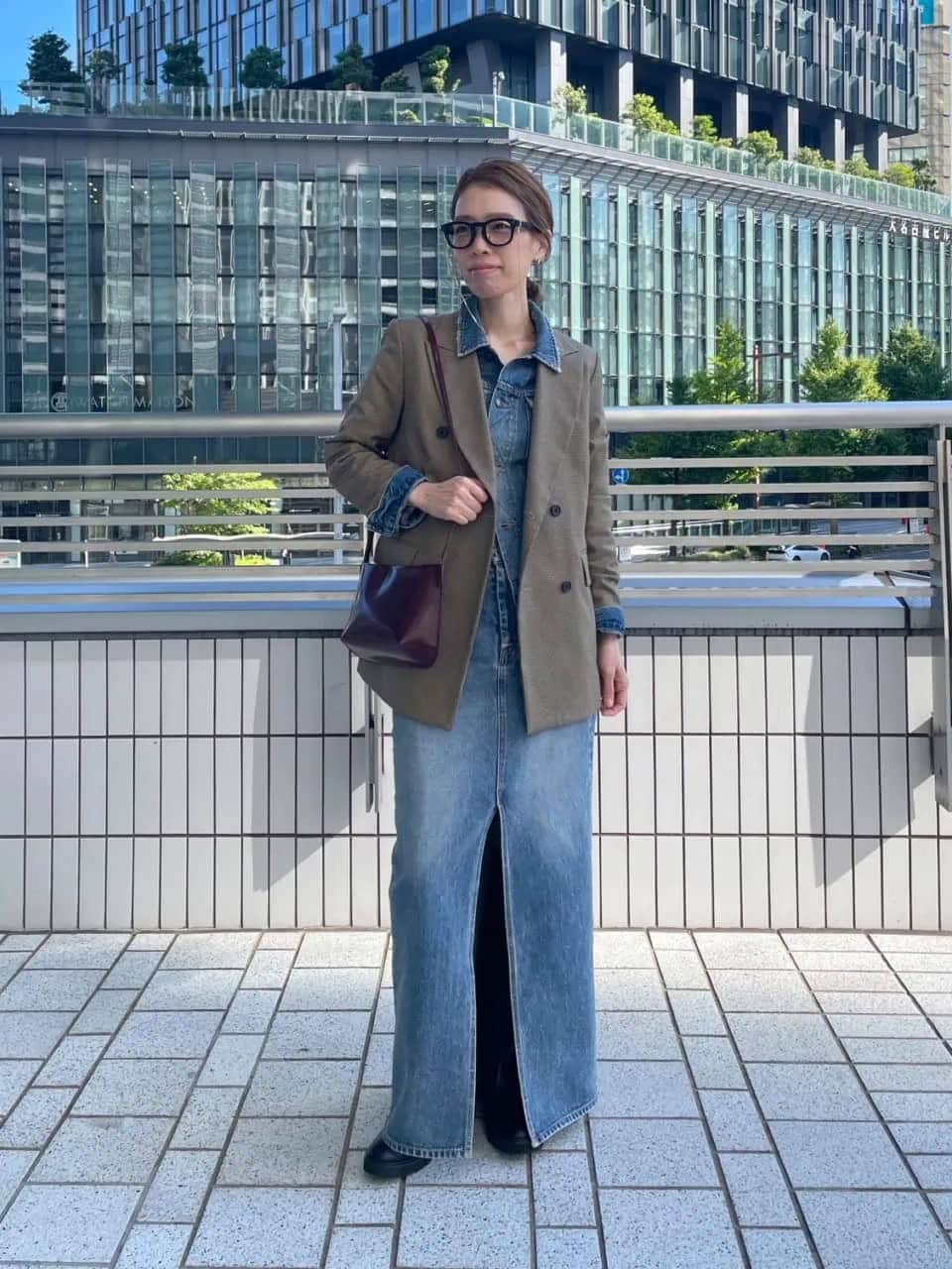 デニムジャケット×ロングスカートのセットアップに羽織ったのは端正なダブルのジャケット。それだけでデニムスタイルが一気にお出かけスタイルに変身！ きちんと感のある小物を合わせるのもポイント。