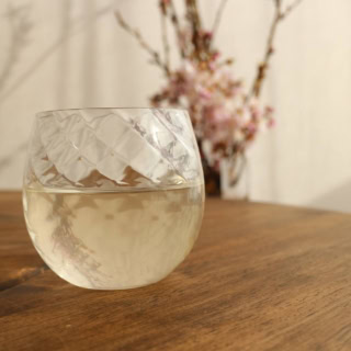 丹念に仕込まれた純米大吟醸のうすにごり酒。春霞を思わせます。