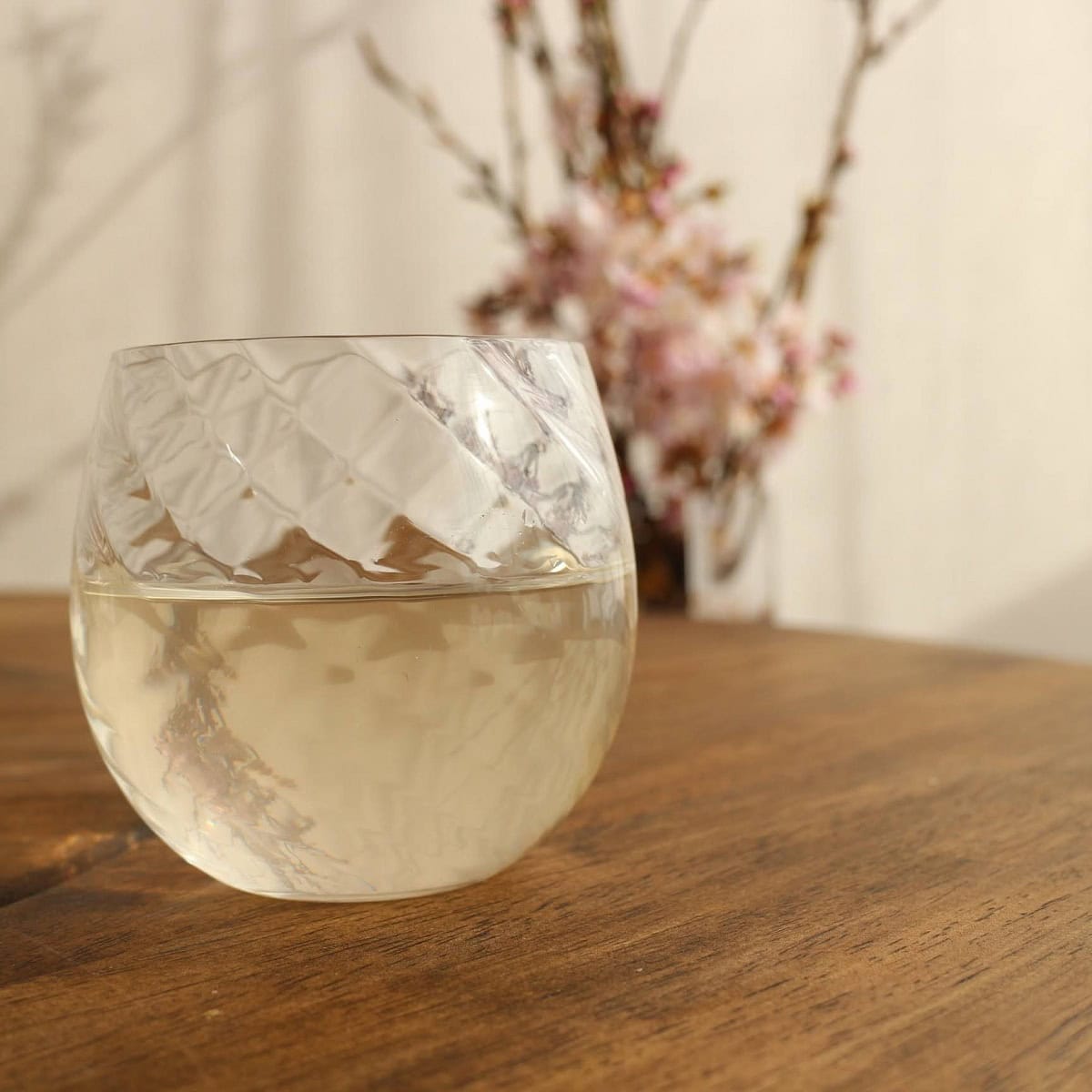 丹念に仕込まれた純米大吟醸のうすにごり酒。春霞を思わせます。