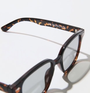 テンプルの内側には「EYE PROTECT YOU」のロゴ入り。