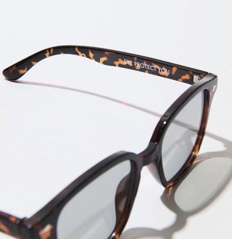 テンプルの内側には「EYE PROTECT YOU」のロゴ入り。