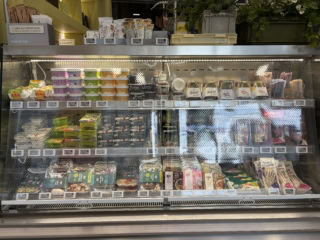 ウェルネスをテーマにした食品類もあり、韓国で人気のGREEKDAYのグリークヨーグルトなども種類が揃っていて、朝ごはんや軽く食べたいランチにもよさそう