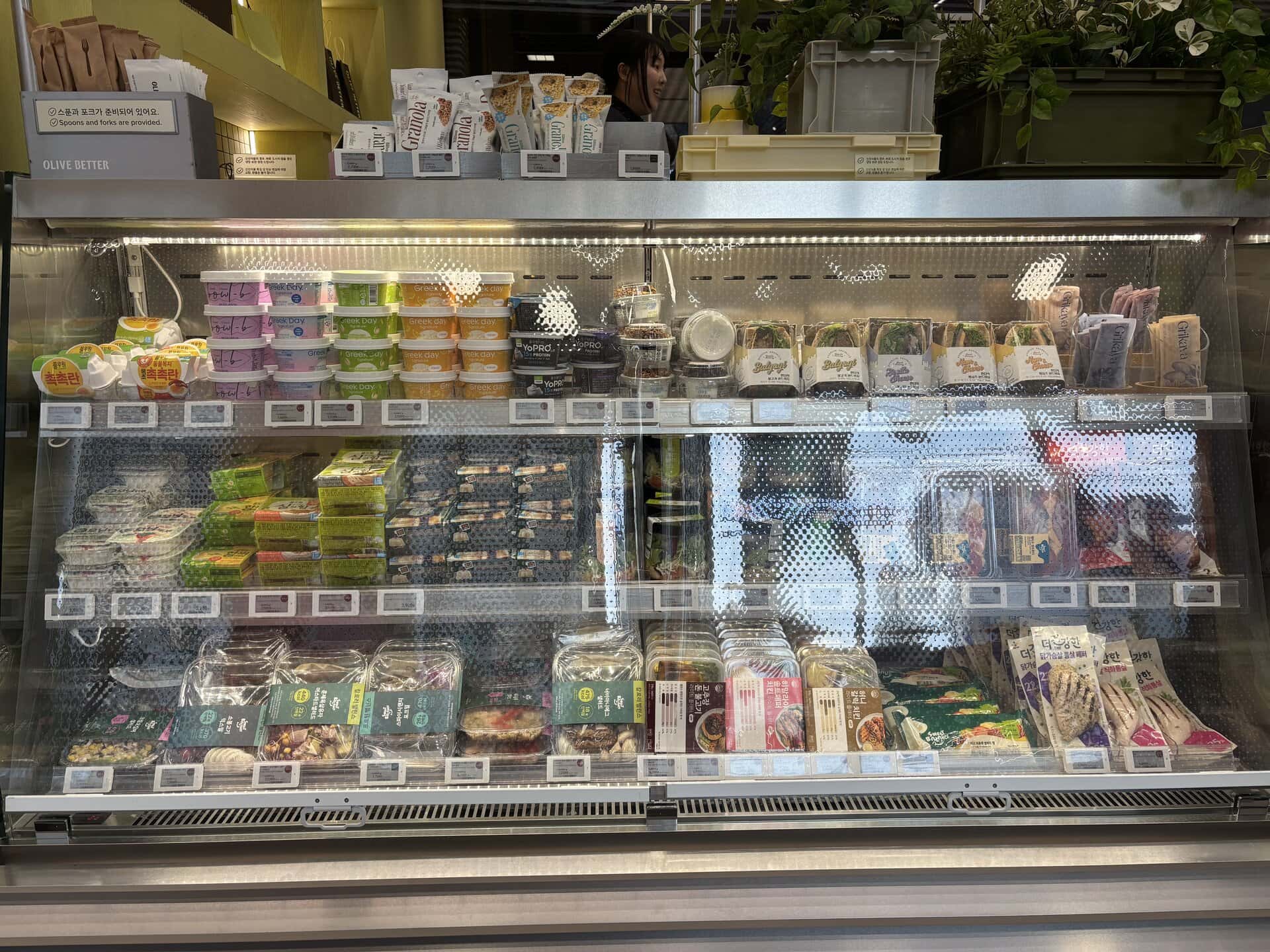 ウェルネスをテーマにした食品類もあり、韓国で人気のGREEKDAYのグリークヨーグルトなども種類が揃っていて、朝ごはんや軽く食べたいランチにもよさそう