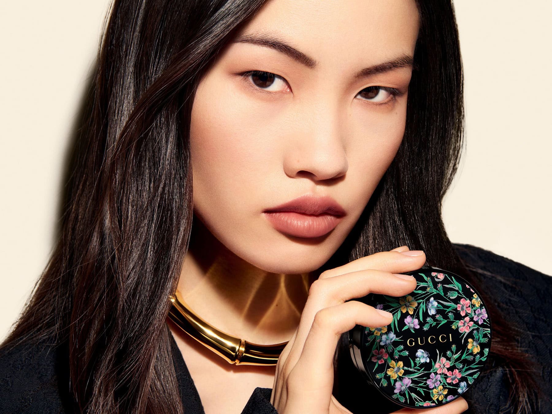 【グッチ ビューティー】ひと塗りでマット肌を叶えるクッションファンデ。エレガントなパケにも一目ぼれ♡