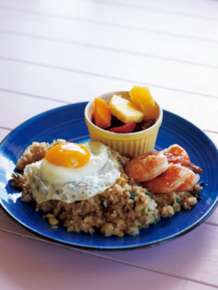 香ばしいチャーハンに、カリッと焼かれたガーリックシュリンプと目玉焼きがトッピング。ミニサイズのアサイーボウルもセットされた「マキスペシャル」！  ＄25